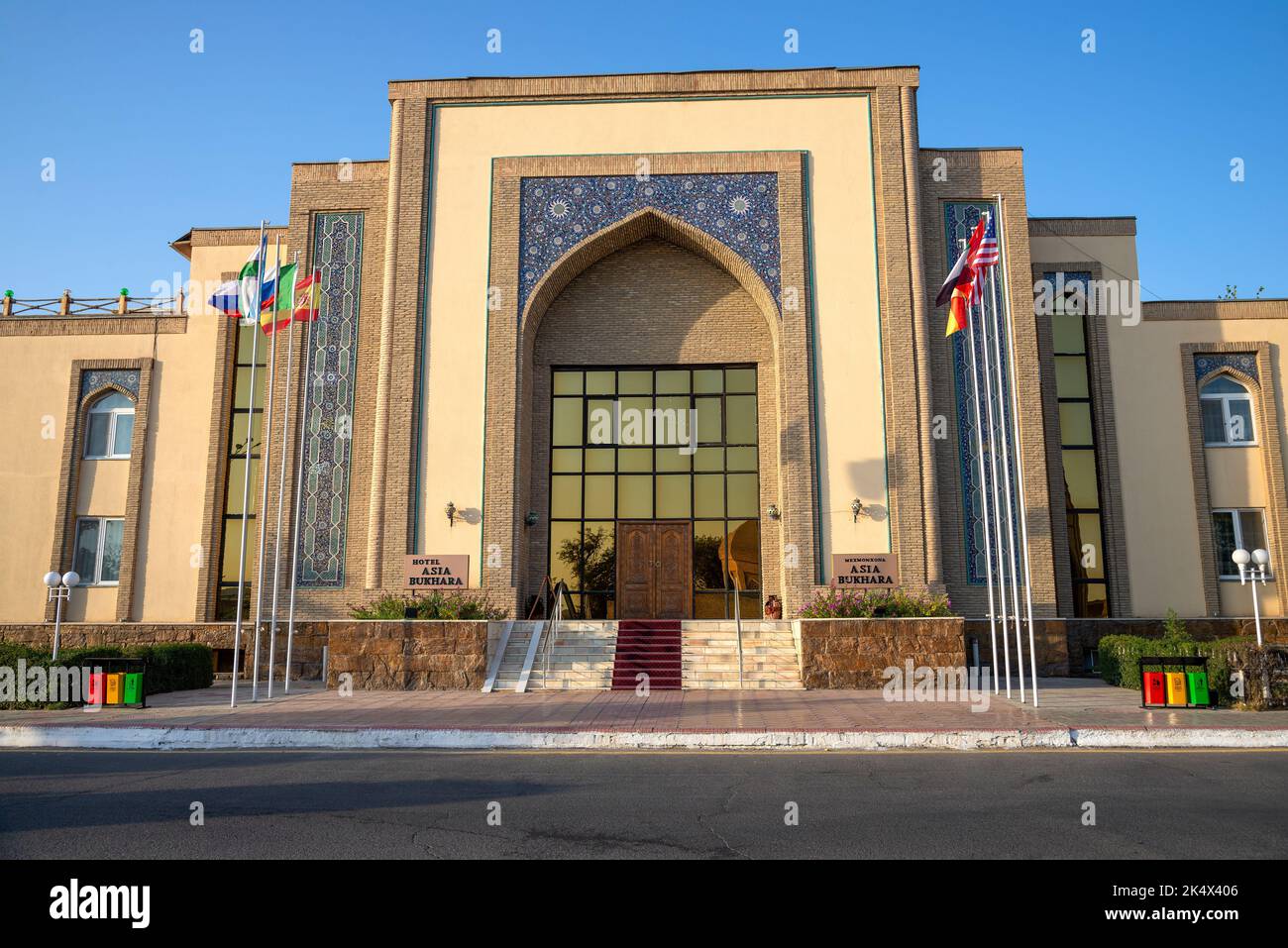 BUKHARA, UZBEKISTAN - 08 SETTEMBRE 2022: Moderno hotel 'ASIA BUKHARA' nel centro della città. Uzbekistan Foto Stock