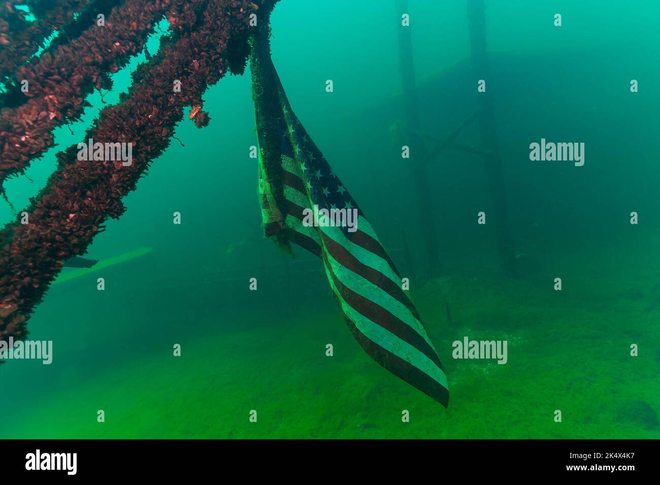 Bandiera americana sospesa su un elicottero affondato nella cava del centro-ovest Foto Stock