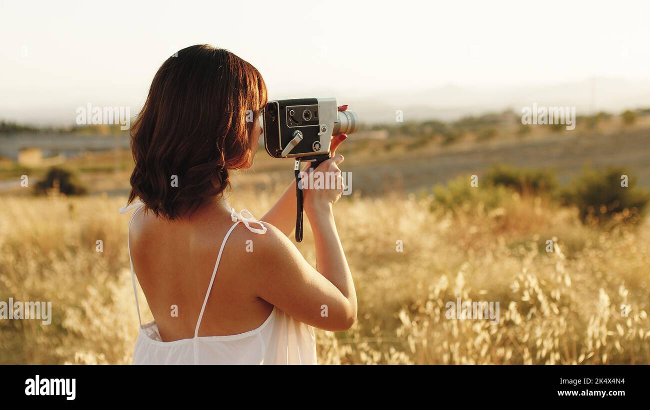 Riprese con una telecamera da cinema in stile retrò Foto Stock