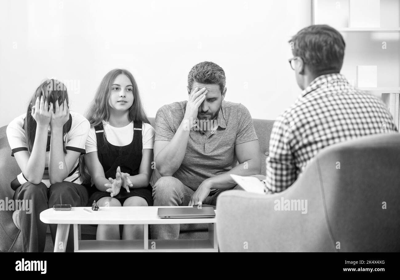 i genitori con il capretto parlano con l'assistente sociale. mamma papà e figlia. assicurazione di vita ed adozione Foto Stock