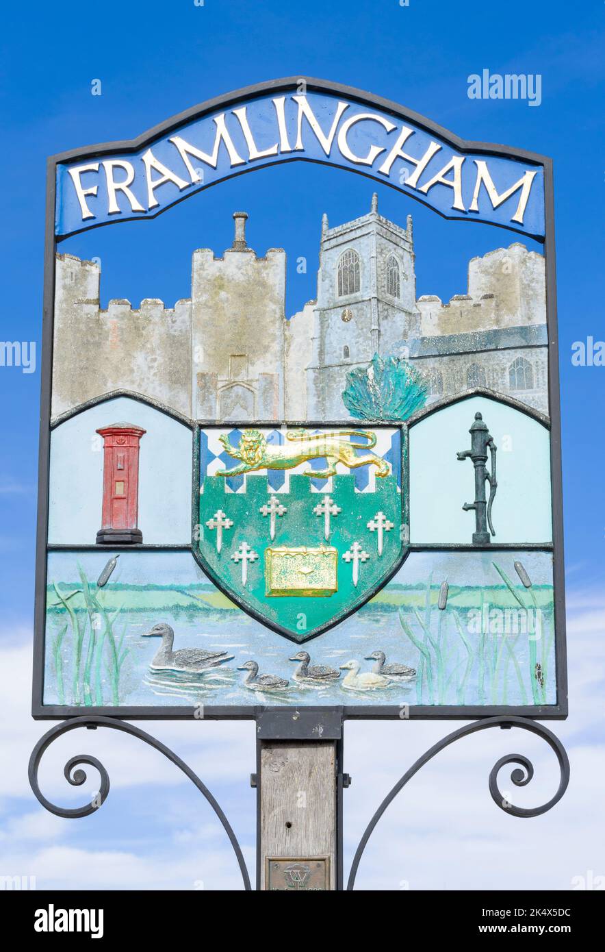 Insegna di Framlingham Town su Market Hill Framlingham Suffolk Inghilterra Regno Unito GB Europa Foto Stock