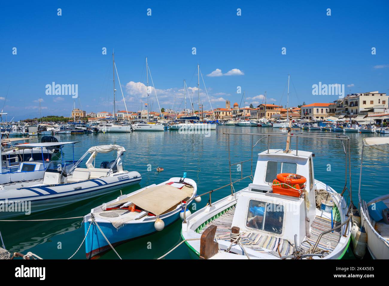Barche nel porto di Egina Town, Egina, Isole Saroniche, Grecia Foto Stock