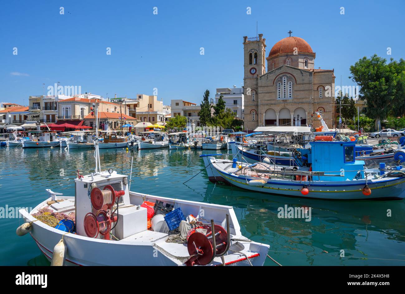 Lungomare e barche nel porto di Egina Town, Egina, Isole Saroniche, Grecia Foto Stock