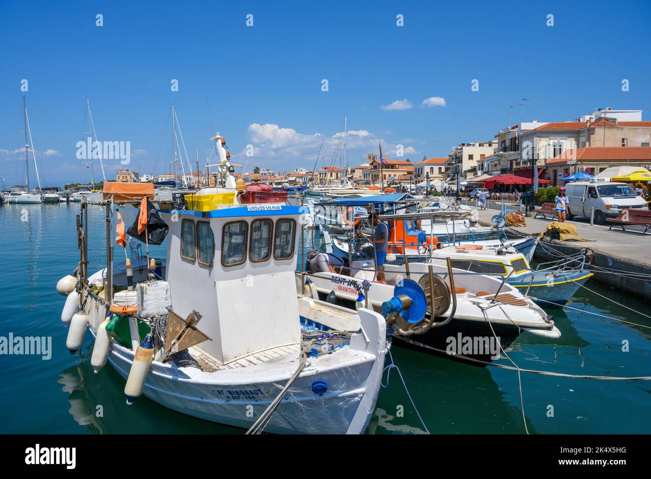Barche nel porto di Egina Town, Egina, Isole Saroniche, Grecia Foto Stock