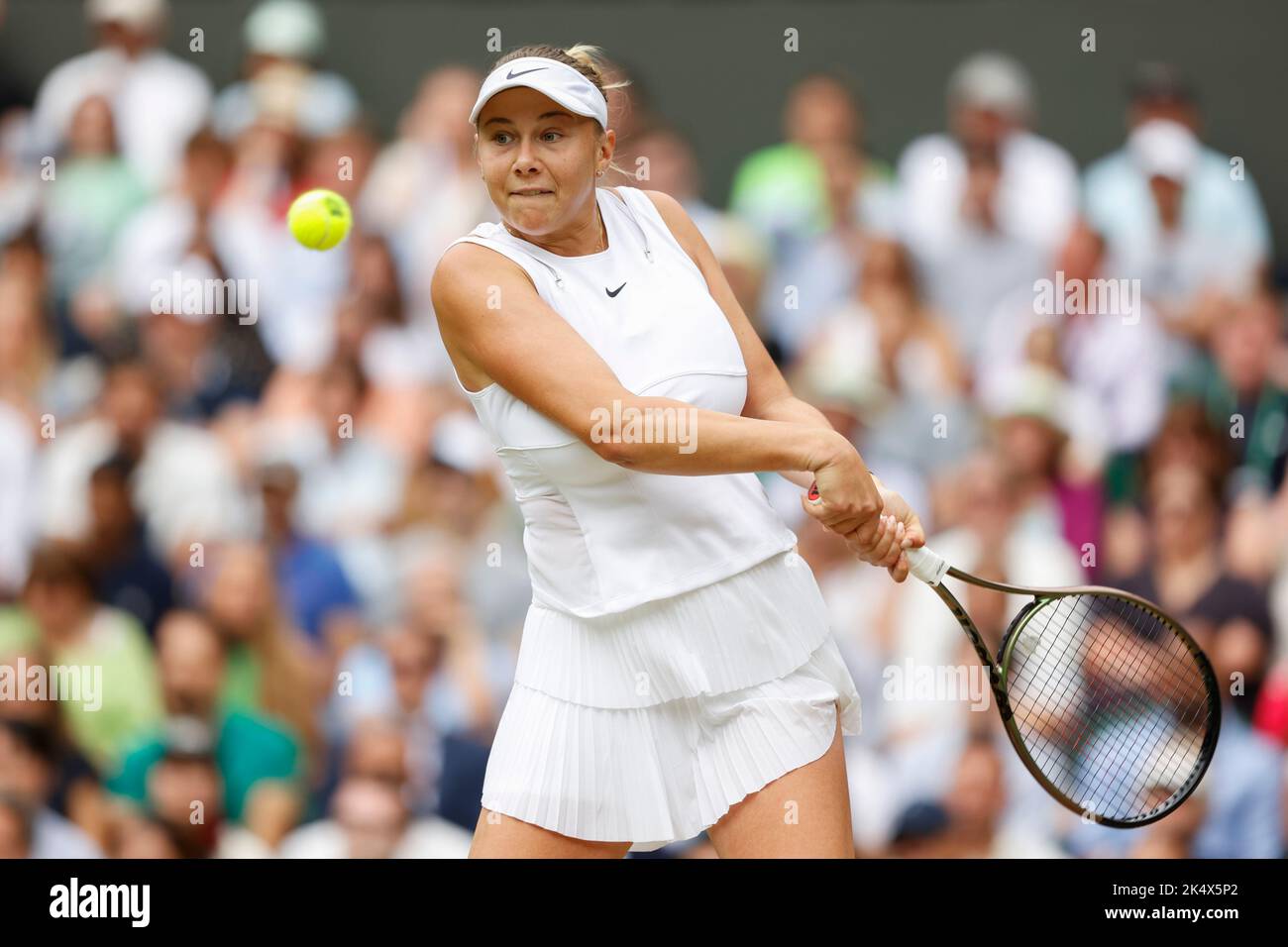 La tennista americana Amanda Anisimova gioca un backhand ai Campionati di Wimbledon 2022, Londra, Inghilterra, Regno Unito Foto Stock