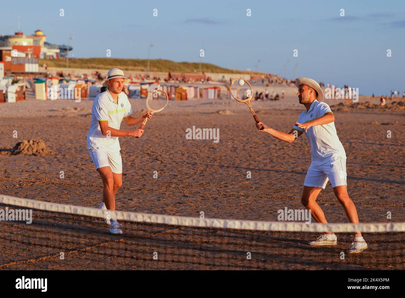 Tennis retrò sulla spiaggia al sole serale sull'isola di Borkum, Germania Foto Stock