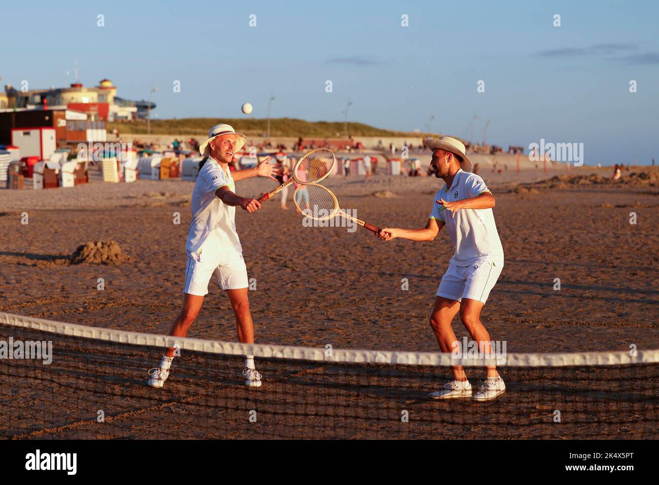 Tennis retrò sulla spiaggia al sole serale sull'isola di Borkum, Germania Foto Stock