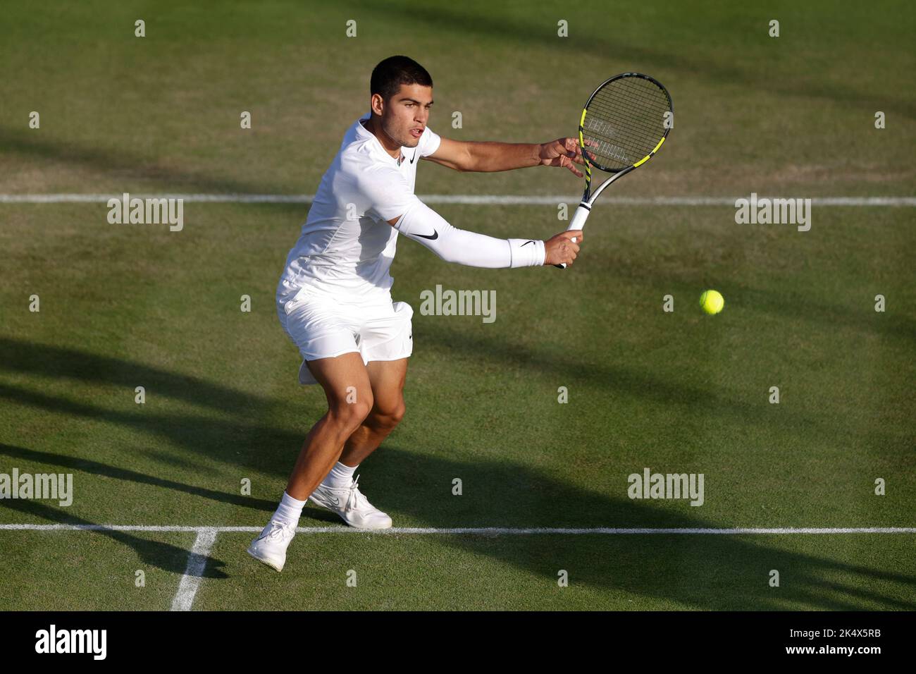 Il tennista spagnolo Carlos Alcaraz gioca a pallavolo a backhand durante il Wimbledon Championships 2022, Londra, Inghilterra, Regno Unito Foto Stock