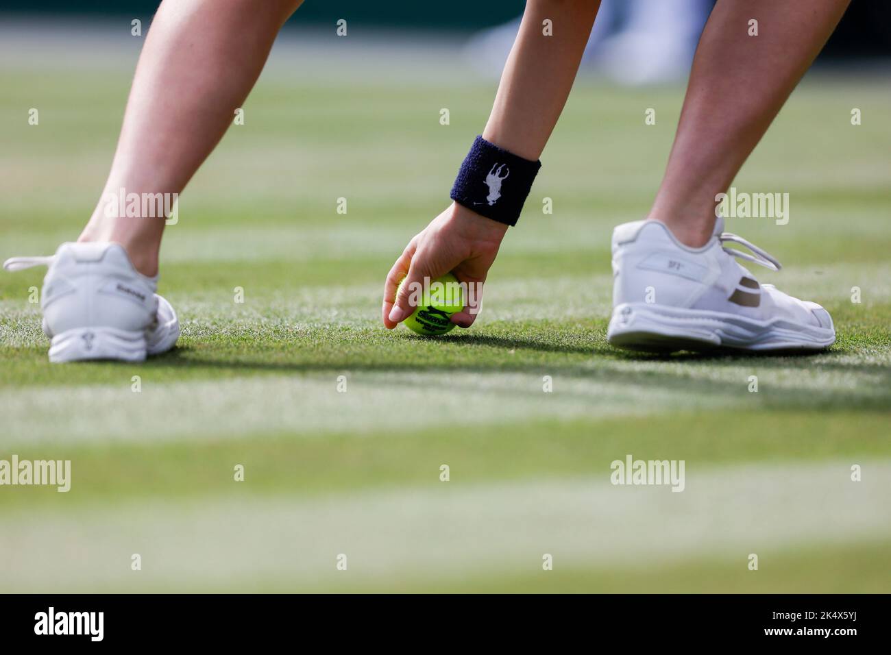 Primo piano di ballboy che raccoglie la palla al Wimbledon Championships, Londra, Inghilterra, Regno Unito Foto Stock