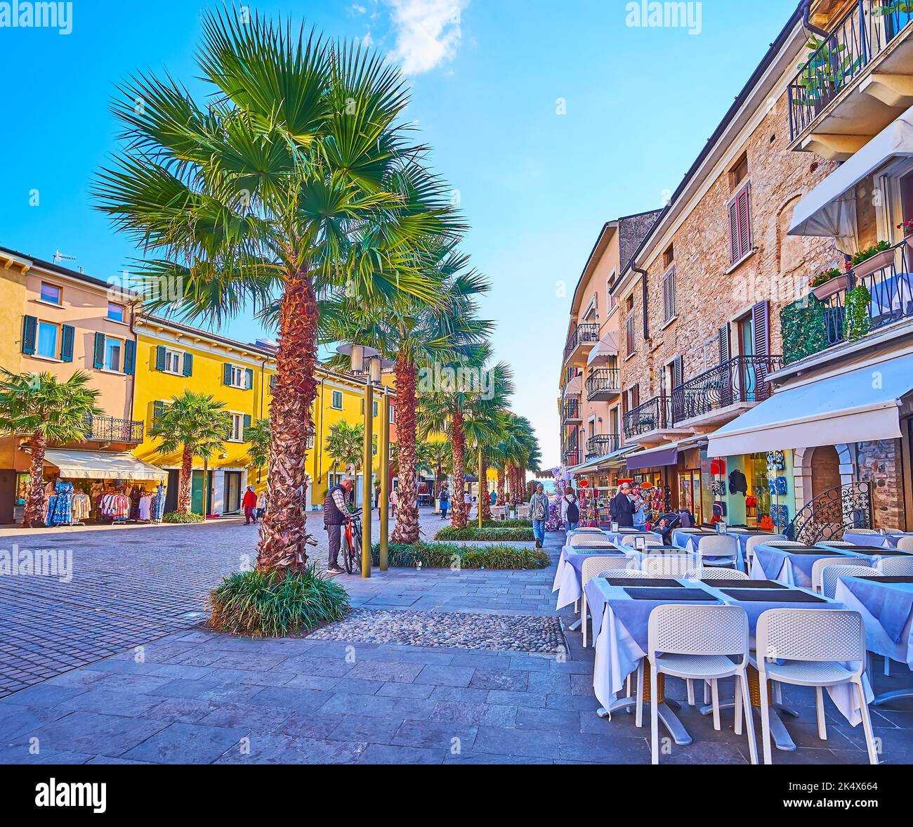 SIRMIONE, ITALIA - 10 APRILE 2022: Piazza Castello con case storiche, ristoranti all'aperto e negozi turistici, il 10 aprile a Sirmione Foto Stock