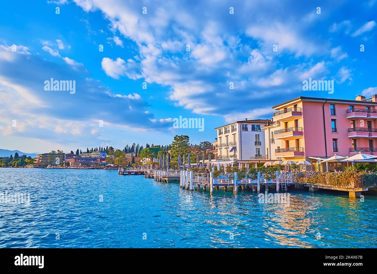 Lago di Garda sponda Sirmione con alberghi moderni e parchi verdi, Lombardia, Italia Foto Stock