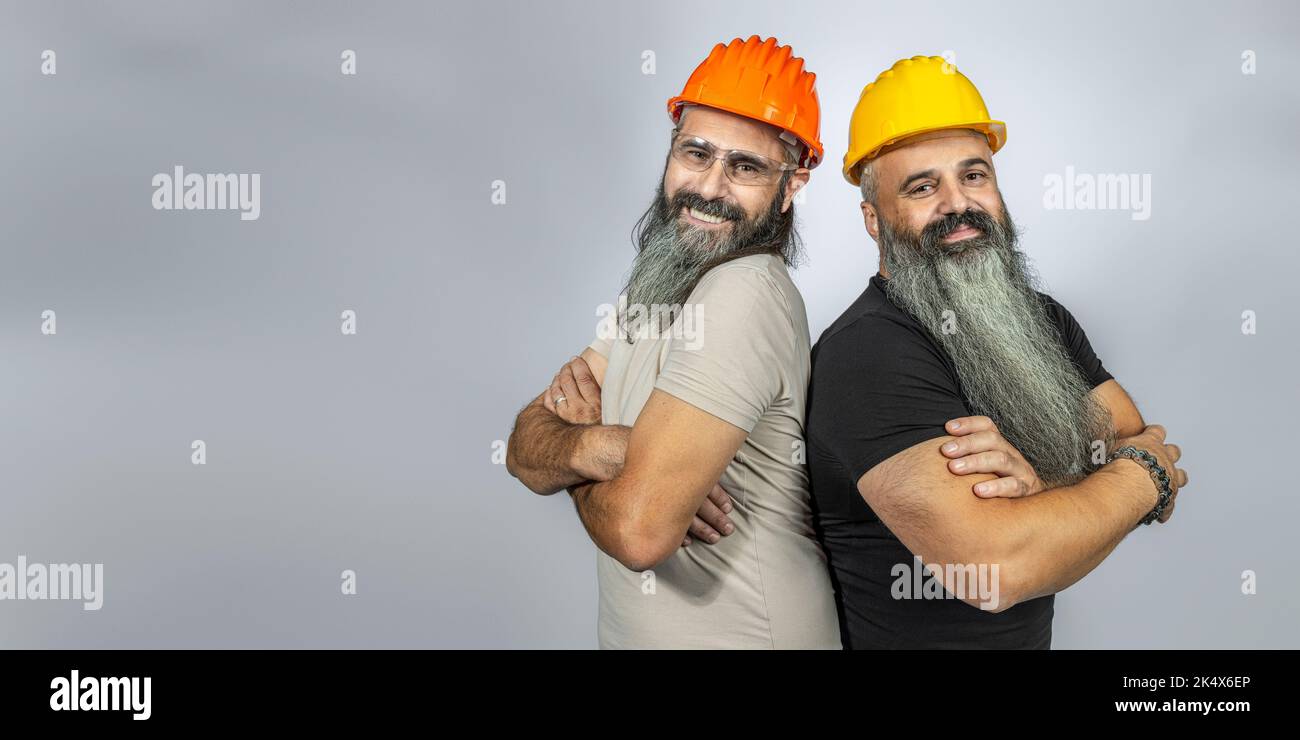 lavoratori con elementi sorridenti su sfondo grigio Foto Stock
