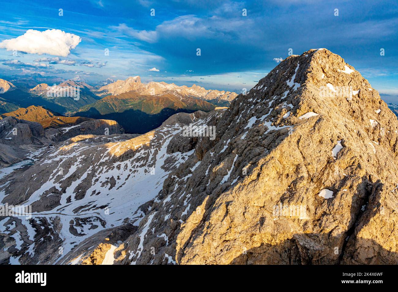 Maestose rocce del Catinaccio d'Antermoia al tramonto, vista aerea, Dolomiti, Alto Adige, Italia Foto Stock