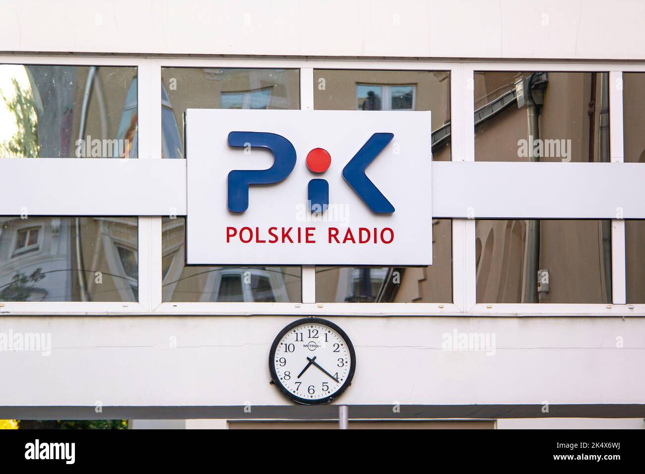 BYDGOSZCZ, POLONIA - 10 AGOSTO 2022: Polskie radio logo a Bydgoszcz con un orologio Foto Stock