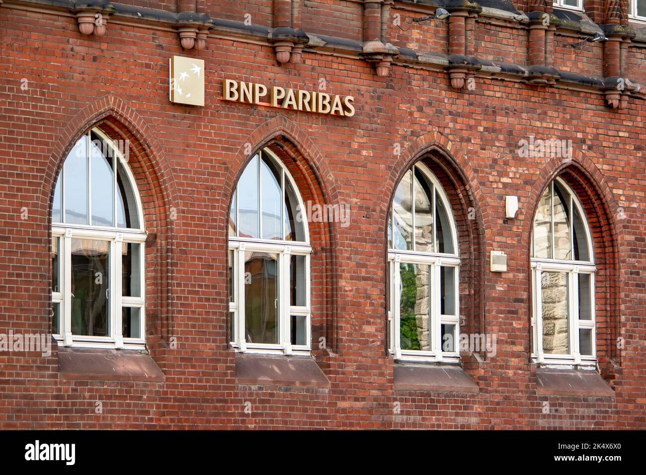 GDANSK, POLONIA - 30 LUGLIO 2022: BNP Paribas filiale internazionale in un edificio molto vecchio Foto Stock