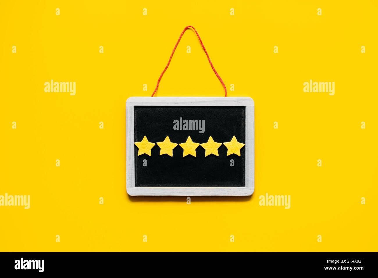 Esperienza del cliente, concetto di revisione. Cinque stelle gialle eccellente valutazione in cornice su sfondo giallo. Valutazioni e recensioni dei clienti Foto Stock