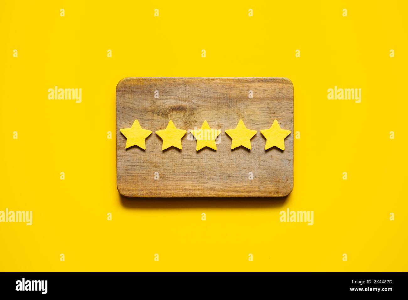 Esperienza del cliente, concetto di revisione. Cinque stelle gialle eccellente valutazione in cornice su sfondo giallo. Valutazioni e recensioni dei clienti Foto Stock
