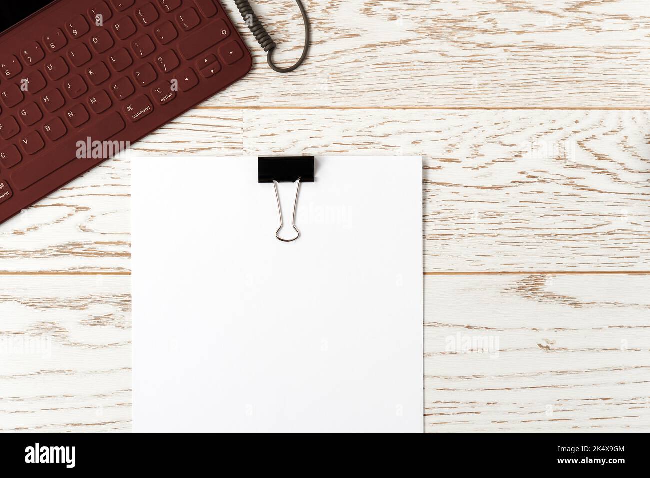 Tastiera per computer portatile da freelancer e carte per disegnare e scrivere sulla scrivania. Sfondo ufficio flatlay Foto Stock