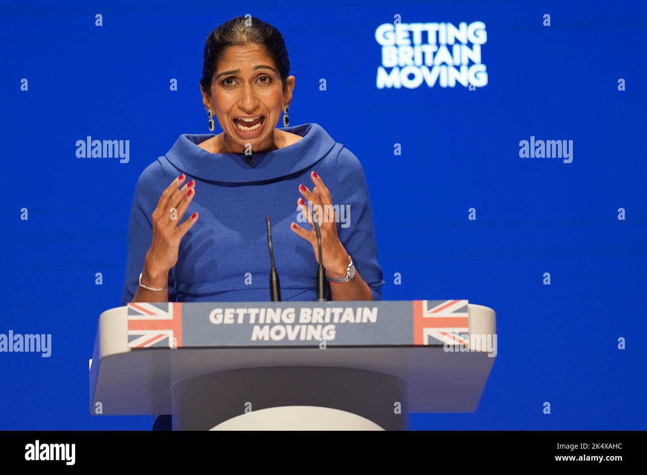 La sottosegretario Suella Braverman interviene alla conferenza annuale del Partito conservatore presso il Centro Congressi Internazionale di Birmingham. Data immagine: Martedì 4 ottobre 2022. Foto Stock