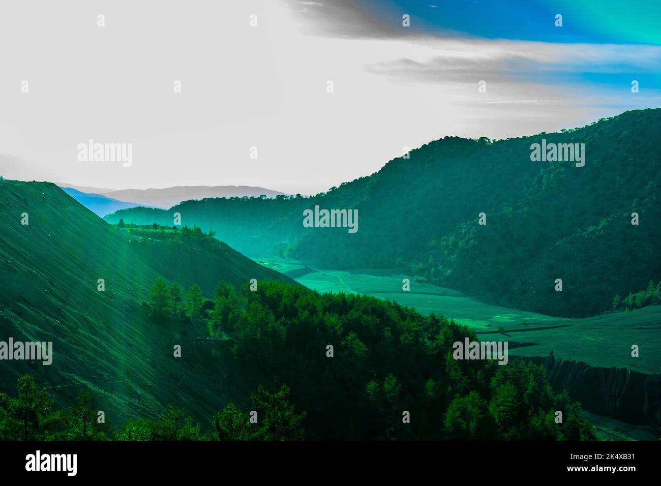 Paesaggio di un'isola mediorientale del Mediterraneo che combina montagne boschive, barrene secche e mare. Foto Stock