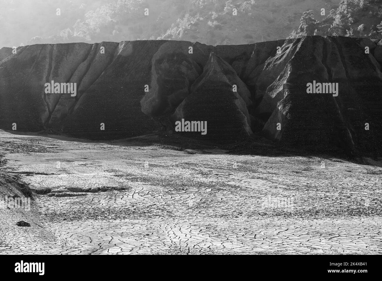 Paesaggio di un'isola mediorientale del Mediterraneo che combina montagne boschive, barrene secche e mare. Foto Stock