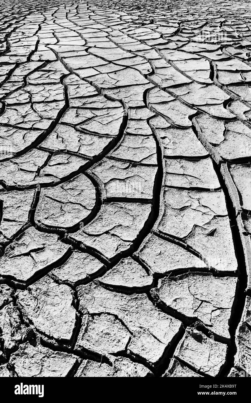 Paesaggio di un'isola mediorientale del Mediterraneo che combina montagne boschive, barrene secche e mare. Foto Stock