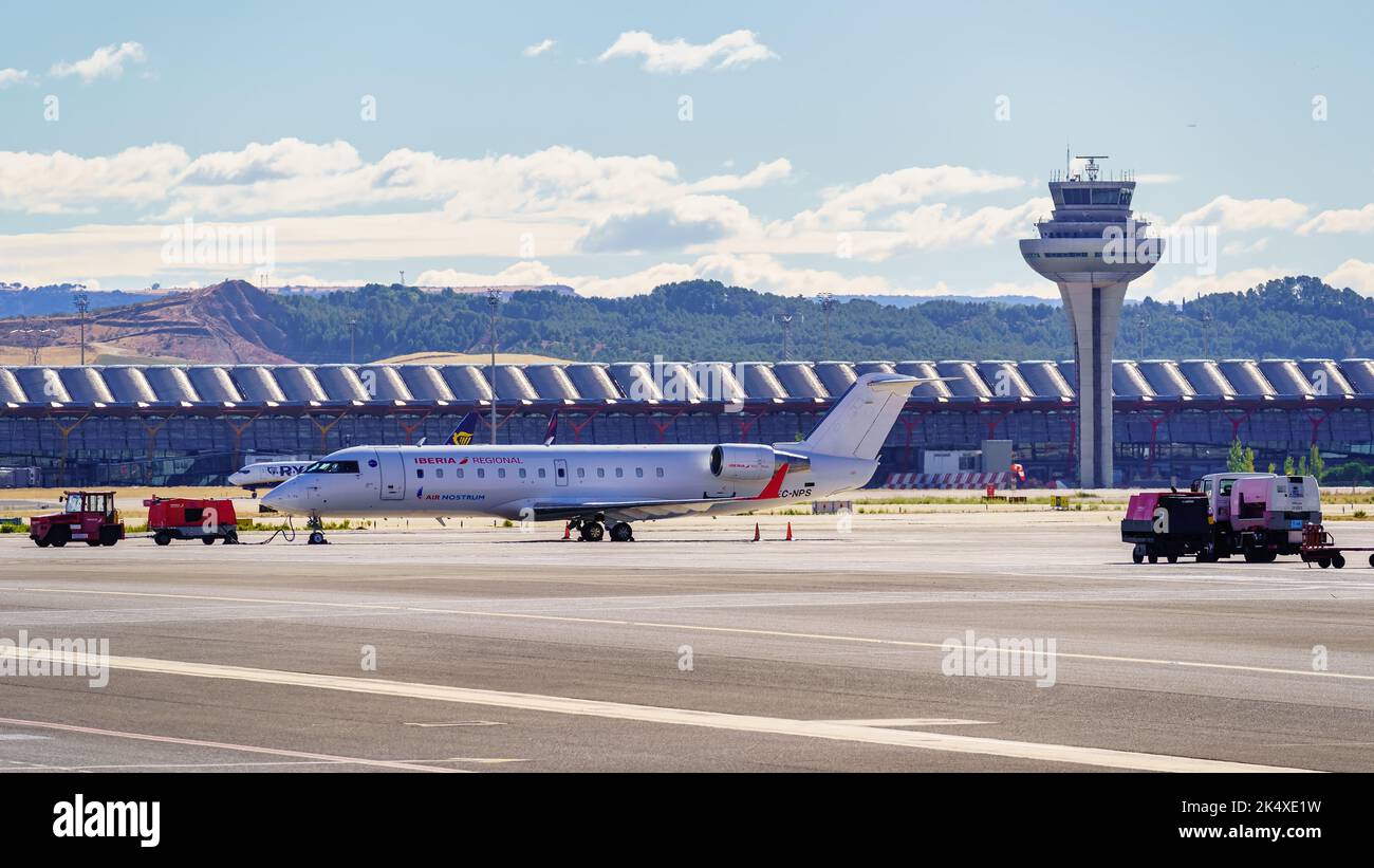 Madrid, Spagna, 30 ottobre 2022: Torre di controllo e Madrid Barajas aeroporto in una giornata di sole. Foto Stock