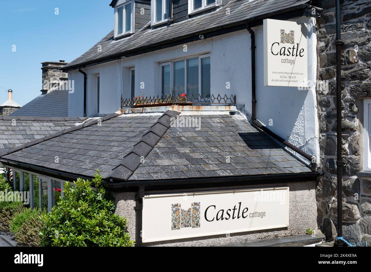 Harlech, Regno Unito - 13 luglio 2022: Il segno per Castle Cottage nel villaggio di Harlech nel Galles del Nord Foto Stock