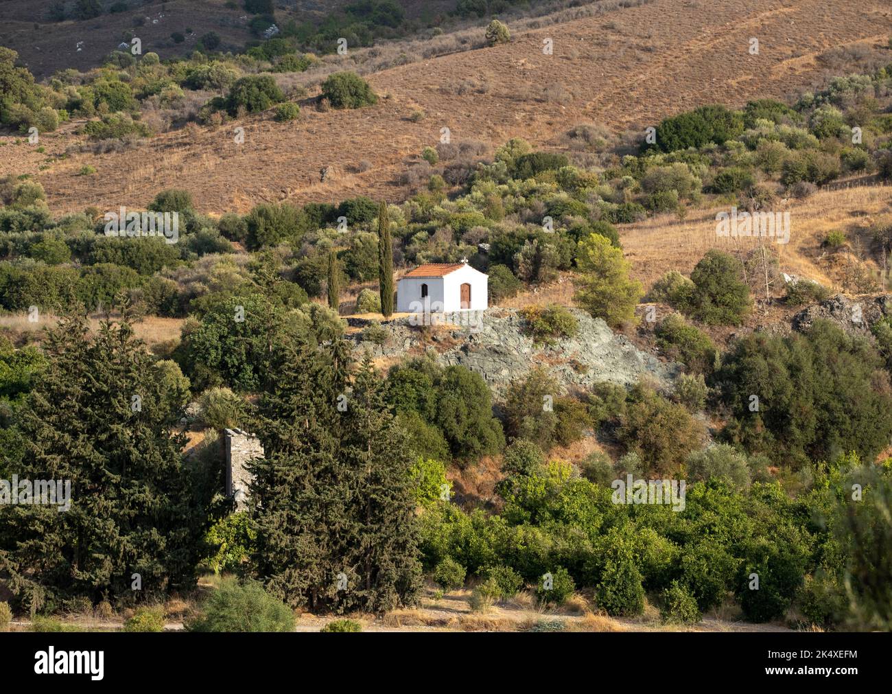 Piccola chiesa bianca nella valle Diarizos Paphos regione, Cipro Foto Stock