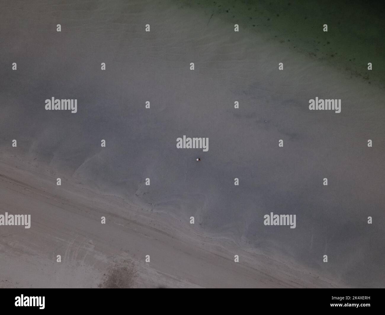 La vista aerea della sabbia in diverse sfumature - uno sfondo grigio e verde-ombreggiato Foto Stock