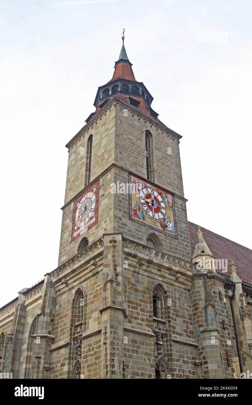 Torre e orologio, 15th ° secolo gotico Chiesa Nera (Biserica Neagră), Brasov città vecchia, Transilvania, Romania Foto Stock