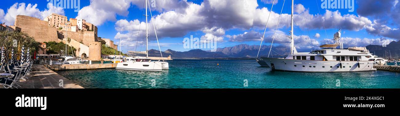 Calvi città, Corsica. Panorama marino con barche a vela e fortezze medievali. Francia Foto Stock