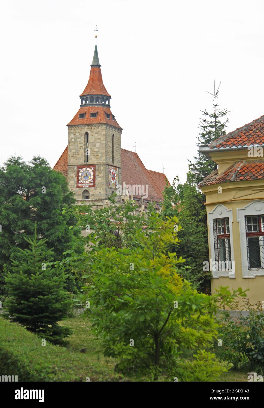 Vista della Chiesa Nera Gotica del 15th ° secolo (Biserica Neagră), città vecchia di Brasov, Transilvania, Romania Foto Stock