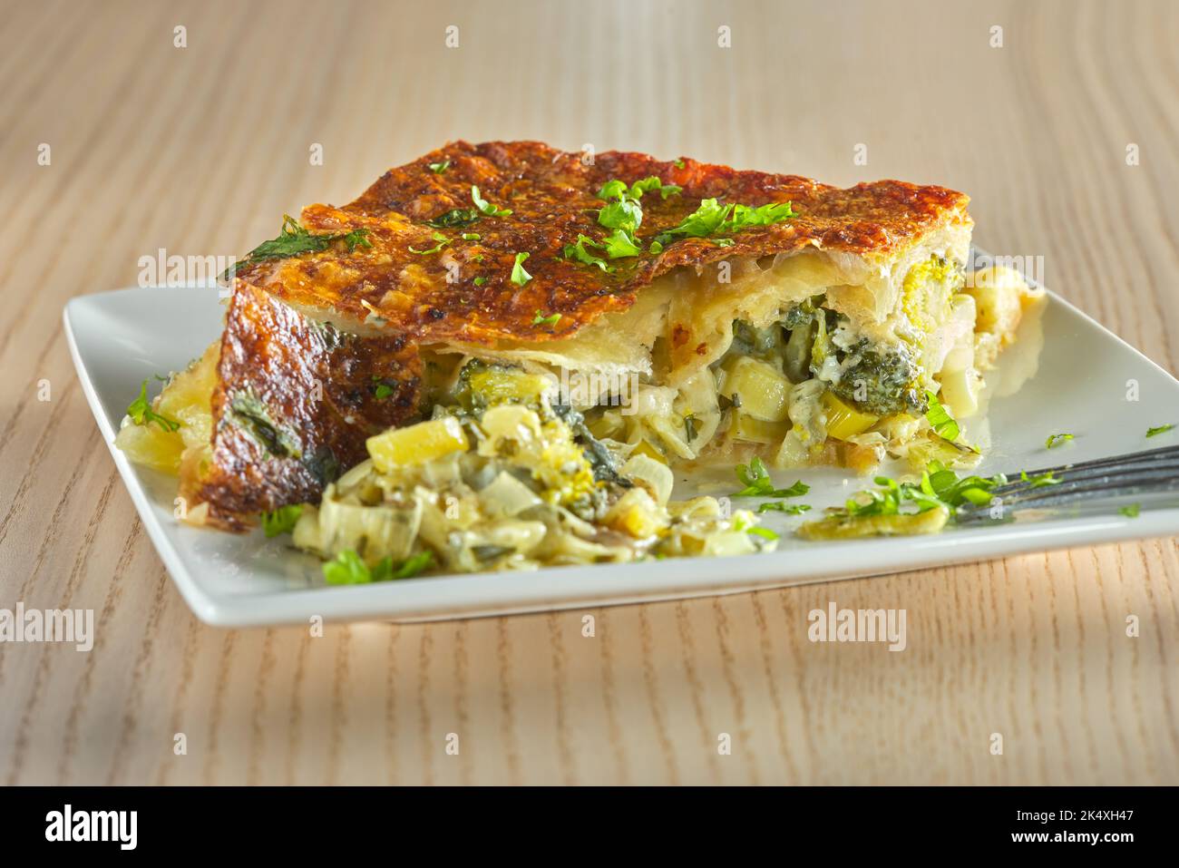 Torta di broccoli, formaggio, panna e porro - vista ravvicinata Foto Stock