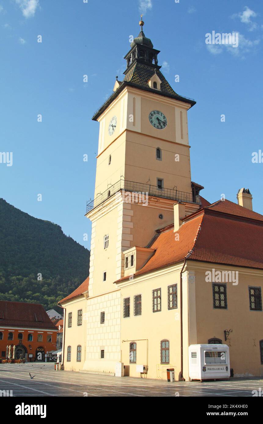 Casa Sfatului / Casa del Consiglio, il vecchio municipio in Piazza del Consiglio (Piata Sfatului), Brasov, Transilvania, Romania. Guardando verso Tampa Mountain Foto Stock