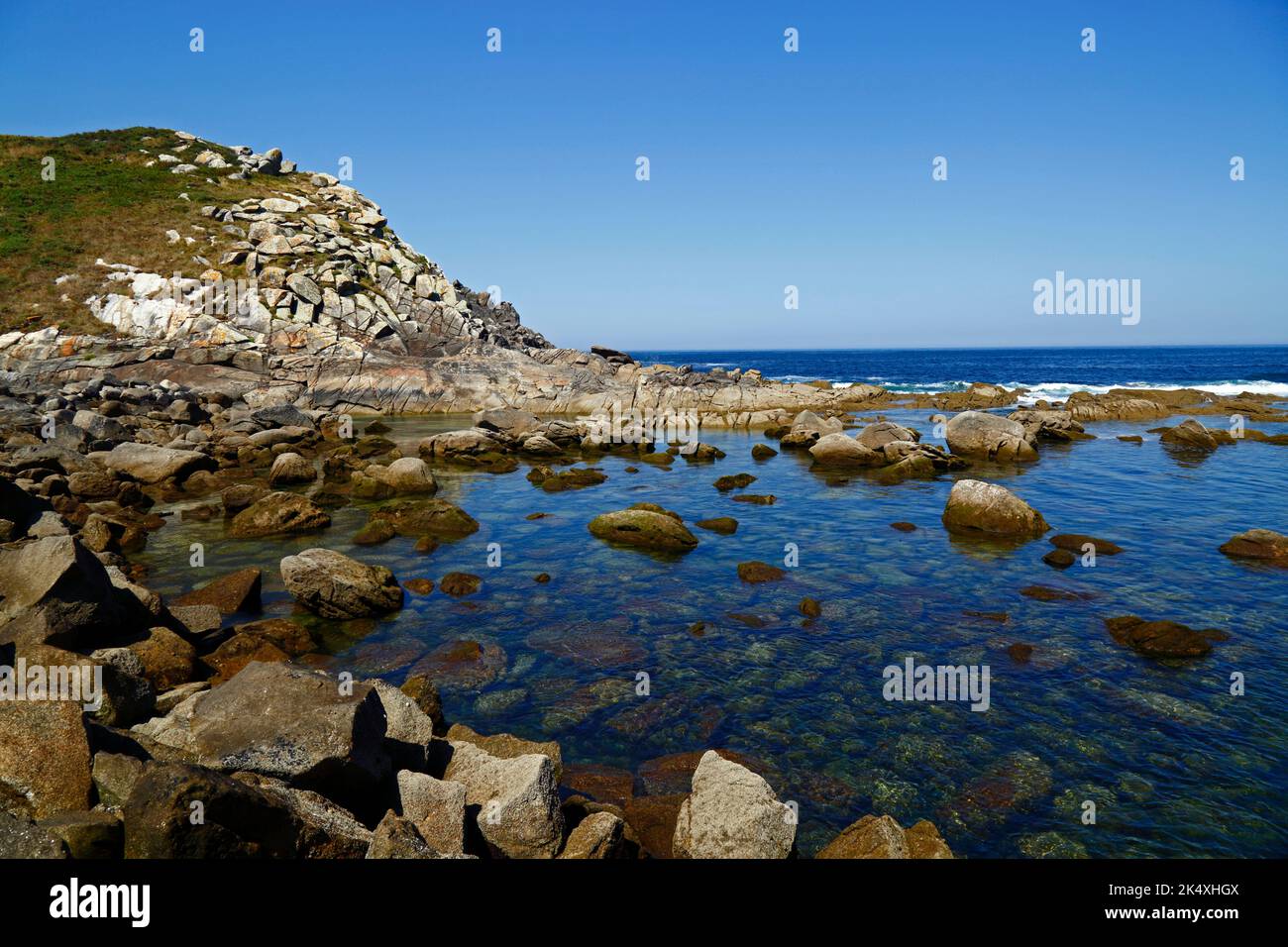 Vista sulla laguna rocciosa e poco profonda tra Illa de Monteagudo e Illa de Faro / Montefaro, Isole Cies, Galizia, Spagna. Foto Stock