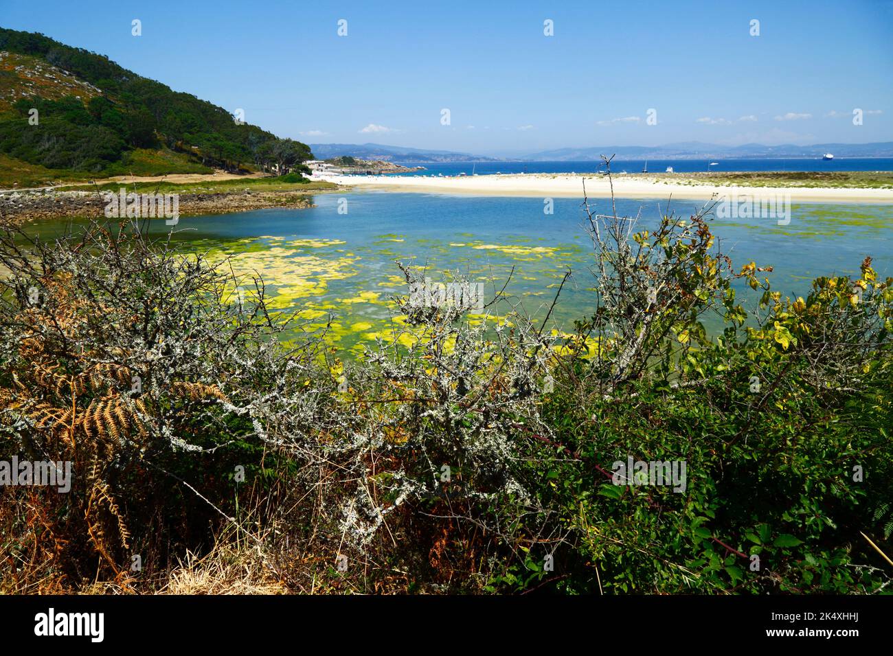 Vista sulla laguna costiera di o Lago dos Nenos fino alla spiaggia di Playa de Rodas, un notevole sistema spiaggia-barriera-laguna, Isole Cies, Galizia, Spagna Foto Stock