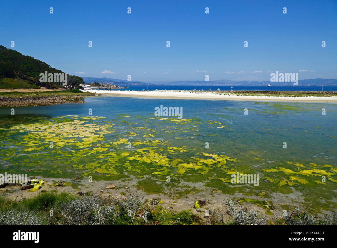 Vista sulla laguna costiera di o Lago dos Nenos fino alla spiaggia di Playa de Rodas, un notevole sistema spiaggia-barriera-laguna, Isole Cies, Galizia, Spagna Foto Stock