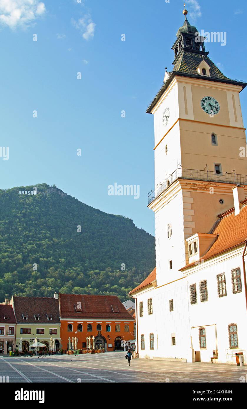Casa Sfatului / Casa del Consiglio, il vecchio municipio in Piazza del Consiglio (Piata Sfatului), Brasov, Transilvania, Romania. Guardando verso Tampa Mountain Foto Stock