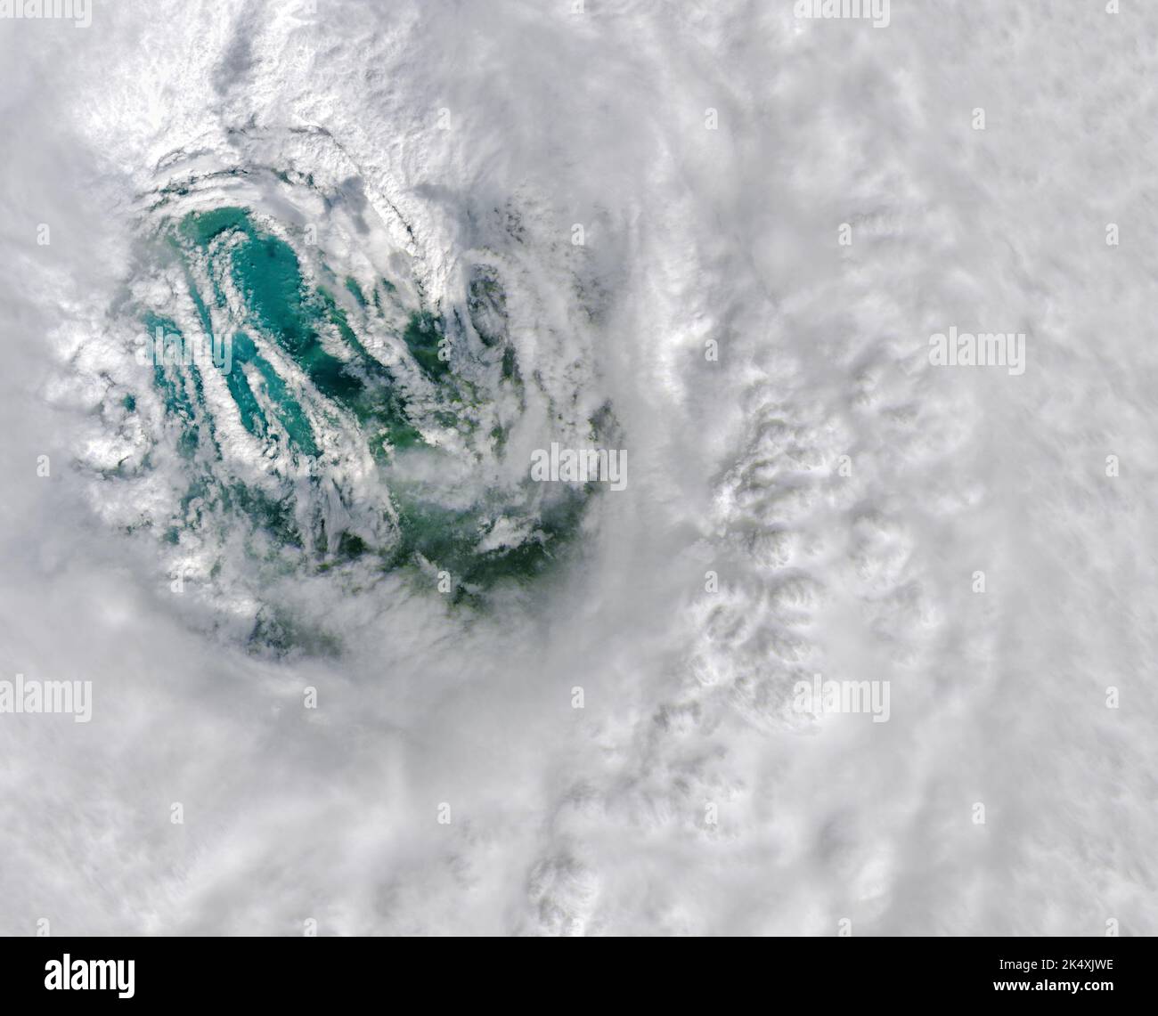 Atmosfera terrestre. 28th Set, 2022. L'Operational Land Imager a bordo del satellite Landsat 8 ha catturato questa immagine a colori naturali dell'occhio dell'uragano Ian alle 11:57:00 EDT (15:57:00 UTC), tre ore prima che la tempesta si schiantò nella costa di Caya Costa, Florida. Quando la vista di Ian ha fatto il landfall, i suoi venti sostenuti massimi erano 150 miglia all'ora, secondo il National Hurricane Center. Questo è l'equivalente di una tempesta di categoria 4 sulla scala del vento Saffir-Simpson e abbastanza veloce da strappare i tetti fuori casa e schiocco di linee elettriche. L'occhio di un uragano è una zona circolare di tempo giusto a t Foto Stock