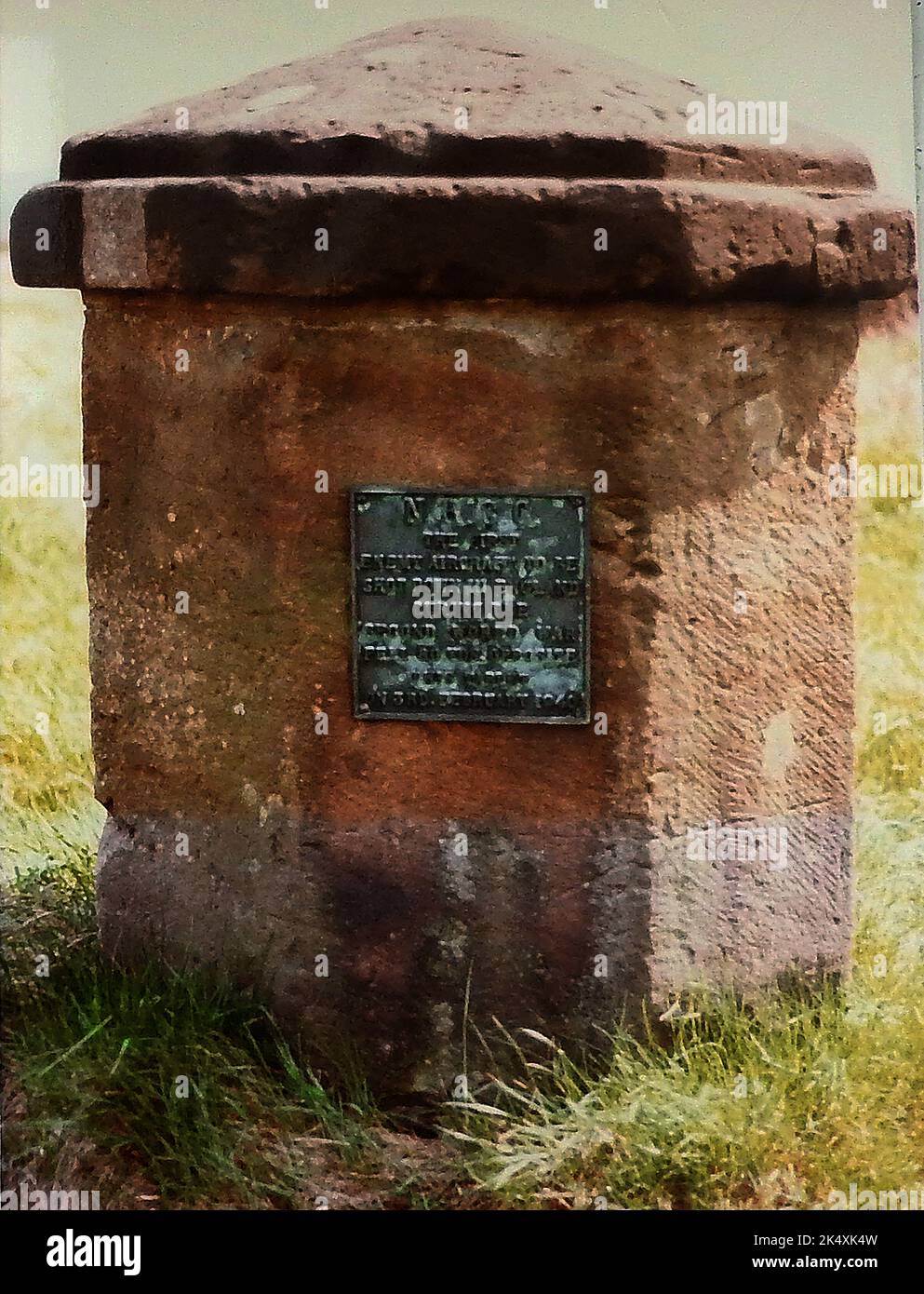 Colonna di pietra e targa eretta a Sleights Lane End, a nord di Whitby. North Yorkshire all'incrocio tra la A171 e la A169. Vicino alla fattoria Bannial Flatt. Dice il 3 febbraio 1940 che il primo aereo tedesco in Inghilterra è stato abbattuto qui durante la seconda guerra mondiale. Il pilota che ha abbattuto l'aereo era il capitano del gruppo Peter Townsend, che in seguito è stato legato romanticamente alla principessa Margherita d'Inghilterra. Rudolf Leushacke, fu ucciso all'istante nella prima grandine di proiettili sparati da Townsend. - Das 1. deutsche Flugzeug wurde im Zweiten Weltkrieg in Inghilterra abgeschossen. (Rudolf Leushacke getötet), Foto Stock