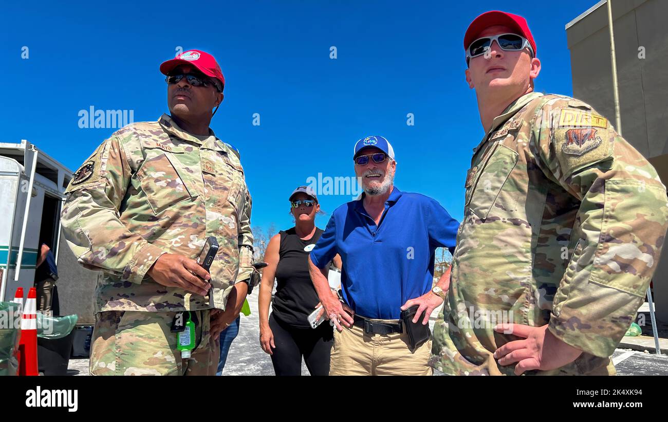 Membri del 202nd Rapid Engineer Deployable Heavy Operational Repair Squadron Engineers (RED HORSE) Squadron, Florida Air National Guard, strade chiare a ft. Myers Beach, Florida in risposta all'uragano Ian, 30 settembre 2022. Il 202nd Red HORSE Squadron, di stanza a Camp Blanding, Florida, è un team specializzato e altamente mobile di ingegneria civile composto da Florida Air National Guardsmen che fornisce capacità di risposta rapida per molteplici contingenze e operazioni in tutto il mondo. (STATI UNITI Air National Guard foto di Senior Airman Jacob Hancock) Foto Stock