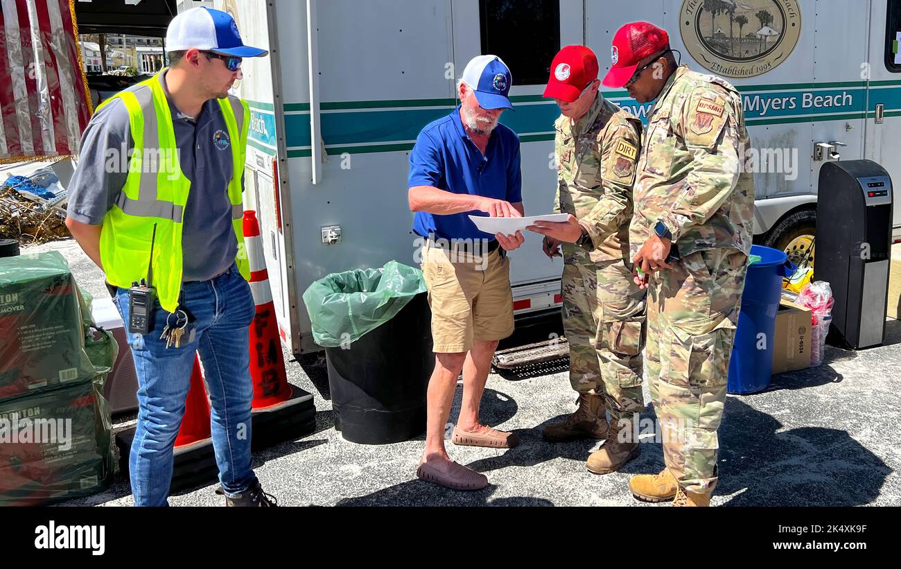 Membri del 202nd Rapid Engineer Deployable Heavy Operational Repair Squadron Engineers (RED HORSE) Squadron, Florida Air National Guard, strade chiare a ft. Myers Beach, Florida in risposta all'uragano Ian, 30 settembre 2022. Il 202nd Red HORSE Squadron, di stanza a Camp Blanding, Florida, è un team specializzato e altamente mobile di ingegneria civile composto da Florida Air National Guardsmen che fornisce capacità di risposta rapida per molteplici contingenze e operazioni in tutto il mondo. (STATI UNITI Air National Guard foto di Senior Airman Jacob Hancock) Foto Stock