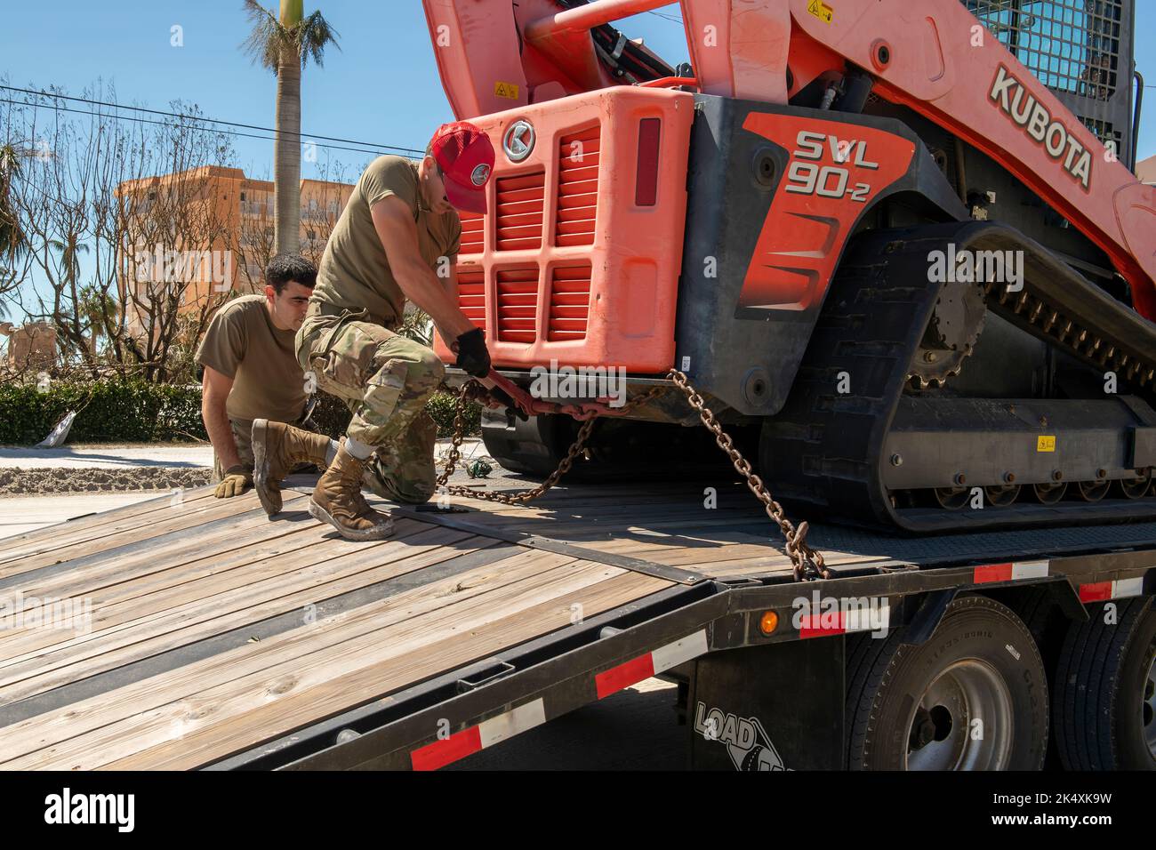 Membri del 202nd Rapid Engineer Deployable Heavy Operational Repair Squadron Engineers (RED HORSE) Squadron, Florida Air National Guard, strade chiare a Fort Myers Beach, Florida in risposta all'uragano Ian, 30 settembre 2022. Il 202nd Red HORSE Squadron, di stanza a Camp Blanding, Florida, è un team specializzato e altamente mobile di ingegneria civile composto da Florida Air National Guardsmen che fornisce capacità di risposta rapida per molteplici contingenze e operazioni in tutto il mondo. (STATI UNITI Air National Guard foto di Senior Airman Jacob Hancock) Foto Stock