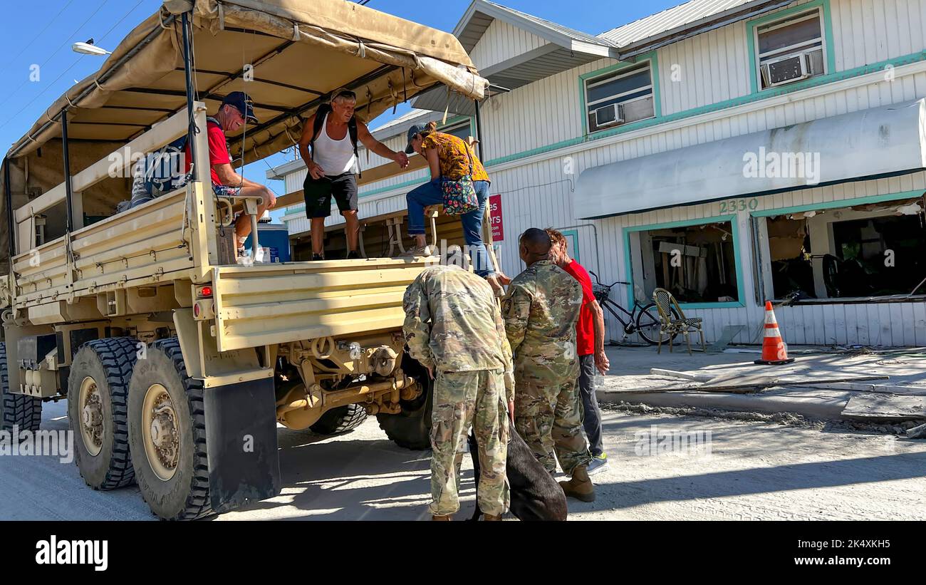 Membri del 202nd Rapid Engineer Deployable Heavy Operational Repair Squadron Engineers (RED HORSE) Squadron, Florida Air National Guard, strade chiare a Fort Myers Beach, Florida in risposta all'uragano Ian, 1 ottobre 2022. Il 202nd Red HORSE Squadron, di stanza a Camp Blanding, Florida, è un team specializzato e altamente mobile di ingegneria civile composto da Florida Air National Guardsmen che fornisce capacità di risposta rapida per molteplici contingenze e operazioni in tutto il mondo. (STATI UNITI Air National Guard foto di Senior Airman Jacob Hancock) Foto Stock