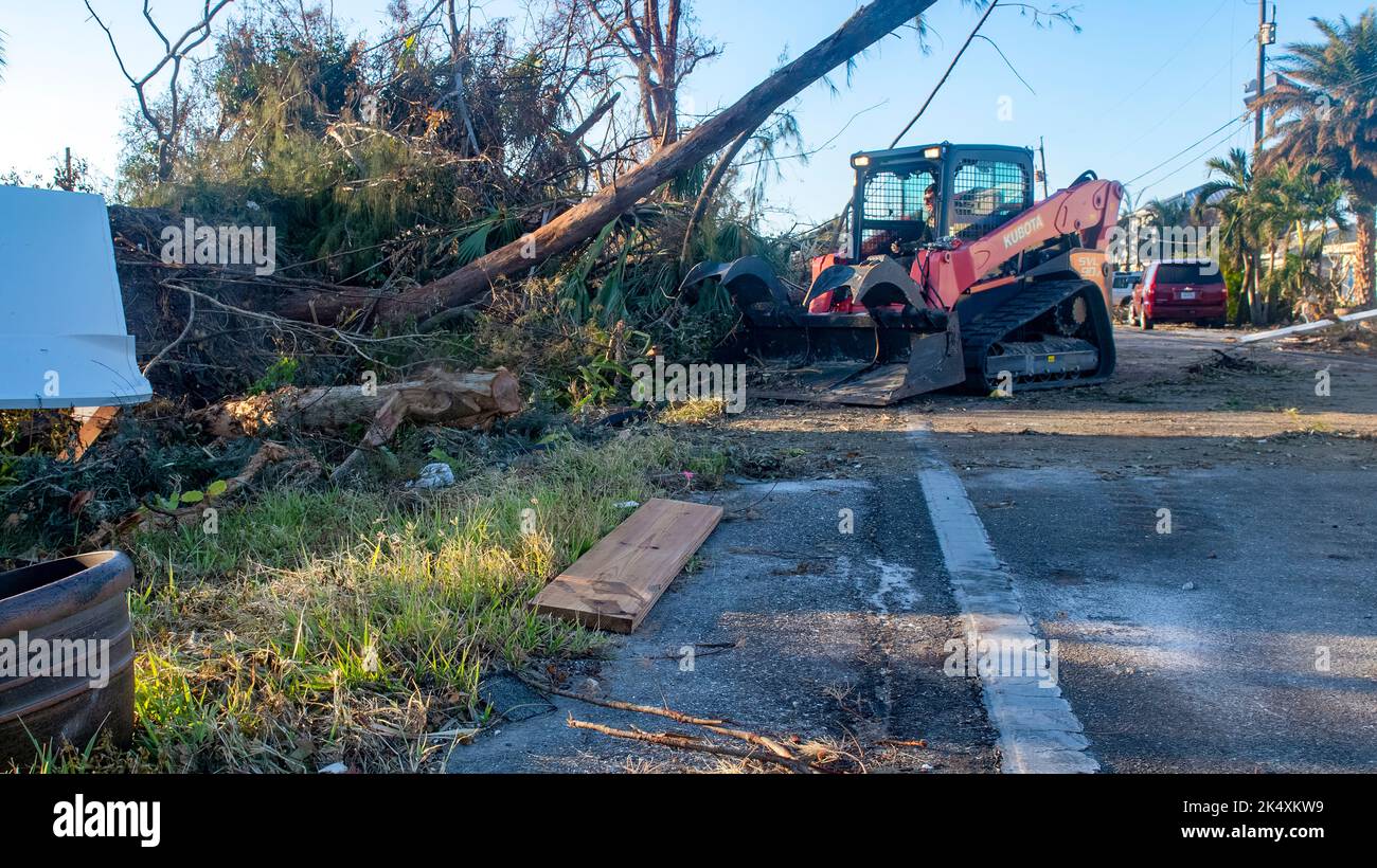 Membri del 202nd Rapid Engineer Deployable Heavy Operational Repair Squadron Engineers (RED HORSE) Squadron, Florida Air National Guard, strade chiare a St. James City, Pine Island, Florida in risposta all'uragano Ian, 4 ottobre 2022. Il 202nd Red HORSE Squadron, di stanza a Camp Blanding, Florida, è un team specializzato e altamente mobile di ingegneria civile composto da Florida Air National Guardsmen che fornisce capacità di risposta rapida per molteplici contingenze e operazioni in tutto il mondo. (STATI UNITI Air National Guard foto di Senior Airman Jacob Hancock) Foto Stock