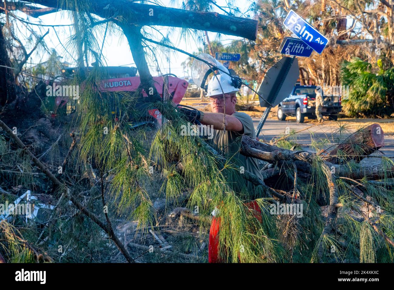 Membri del 202nd Rapid Engineer Deployable Heavy Operational Repair Squadron Engineers (RED HORSE) Squadron, Florida Air National Guard, strade chiare a St. James City, Pine Island, Florida in risposta all'uragano Ian, 4 ottobre 2022. Il 202nd Red HORSE Squadron, di stanza a Camp Blanding, Florida, è un team specializzato e altamente mobile di ingegneria civile composto da Florida Air National Guardsmen che fornisce capacità di risposta rapida per molteplici contingenze e operazioni in tutto il mondo. (STATI UNITI Air National Guard foto di Senior Airman Jacob Hancock) Foto Stock