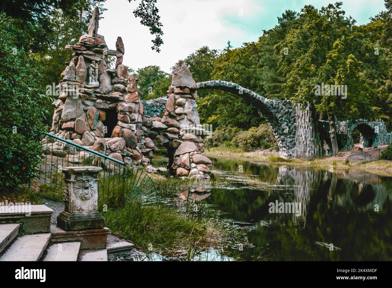 Ponte Rakotz nel parco azalea e rododendro Kromlau al lago Rakotz Foto Stock