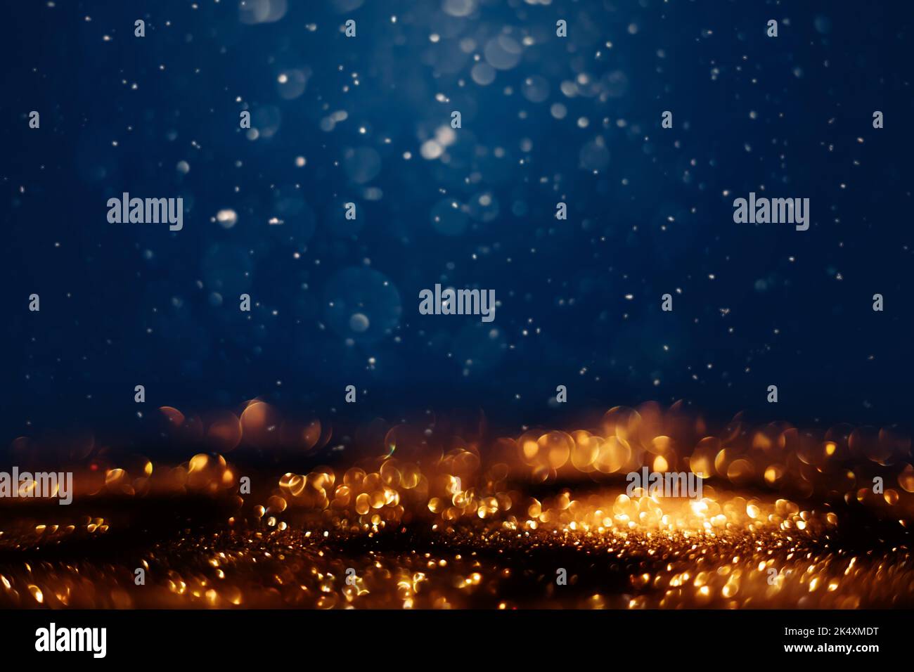 Brillantante nella texture dorata e sfocata scura. Natale e sfondo delle vacanze invernali Foto Stock