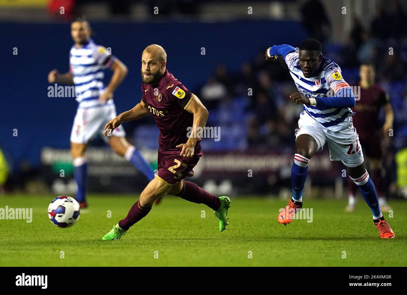 Teemu Pukki di Norwich City (a sinistra) e Mamadou Loum di Reading combattono per la palla durante la partita del campionato Sky Bet allo stadio Select Car Leasing di Reading. Data immagine: Martedì 4 ottobre 2022. Foto Stock